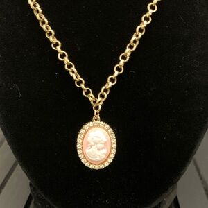 Elegant Gold tone Cameo crystal Pendant Necklace NWOT